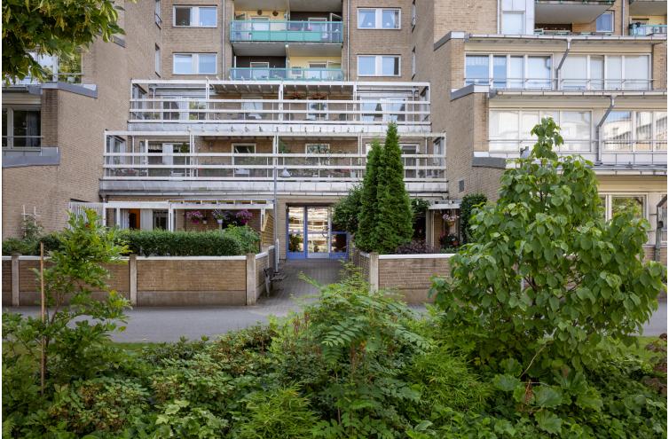 Bilden visar fastigheten med adress Skånegatan 17D med entrédörr från innergården. 