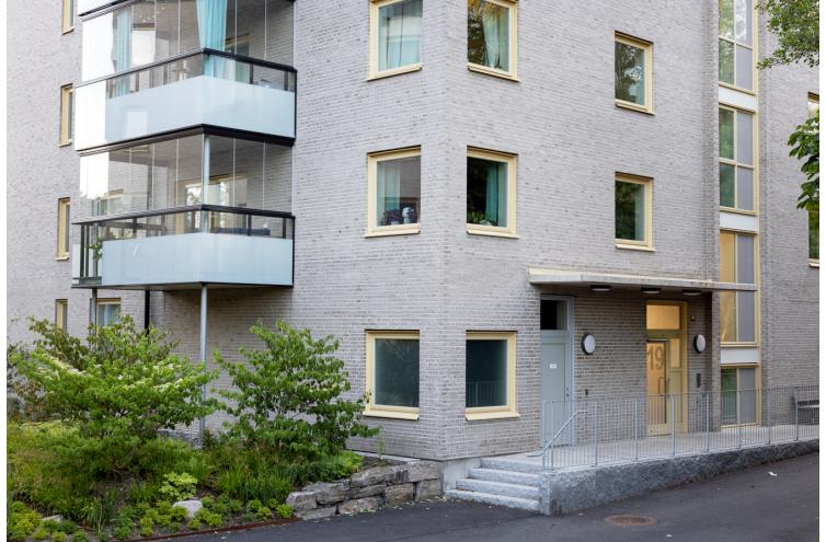 Bilden visar entrén till huset på Hult Åsens väg 19.