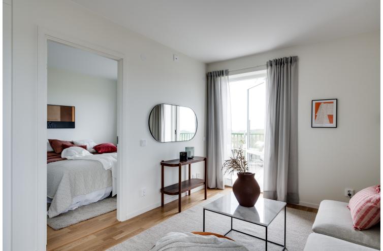 Exempelbild på vardagsrum med insyn till sovrum