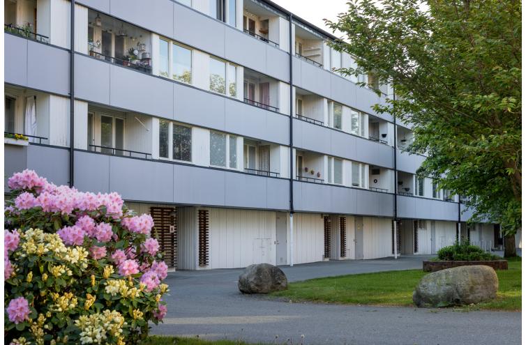 Visar fastigheten med adress Smörslottsgatan 66-78 från gården. 