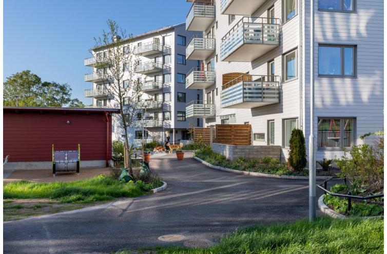 Bilden visar två fastigheter på Nolehultsvägen i Tuve, Göteborg 