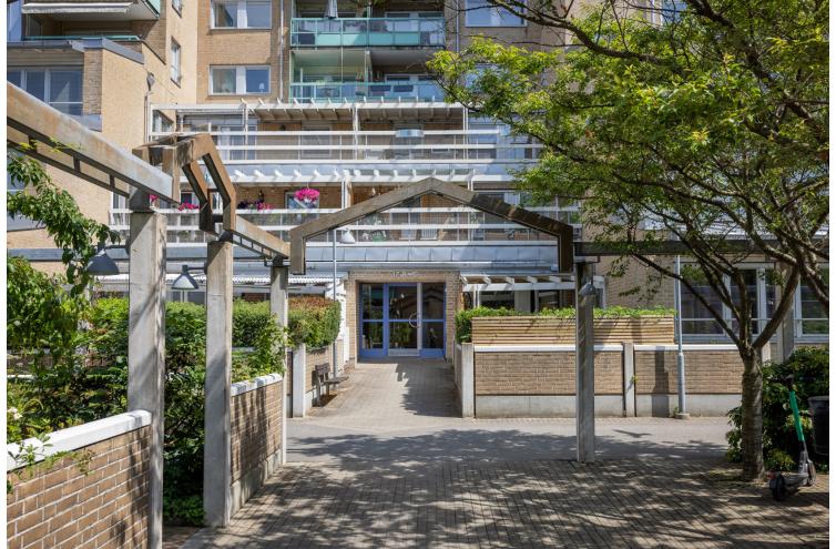 Bilden visar entrén till Skånegatan 17A-C från innergården 