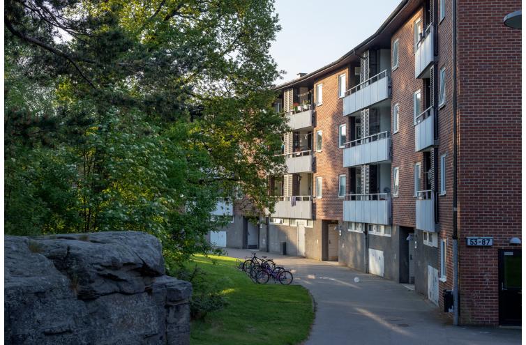 Visar fastigheten med adress Träkilsgatan 53-87 från gården. 