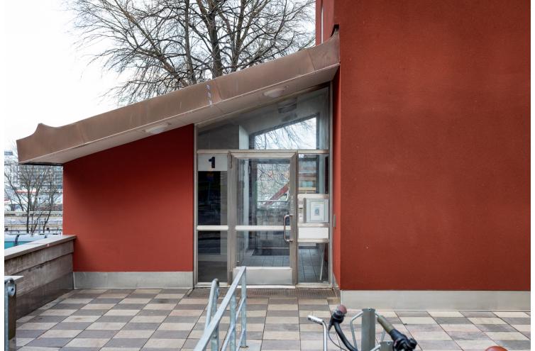 Bilden visar entrén till Betzensgatan 1 