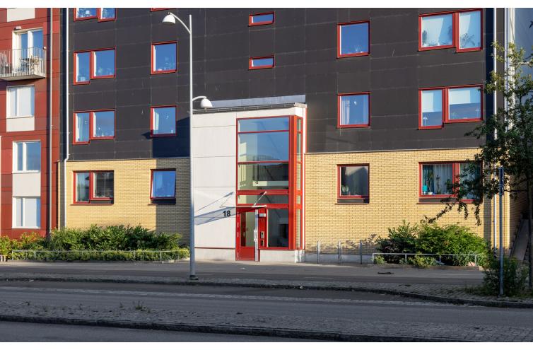 Visar ingången till fastigheten på Färgfabriksgatan 18 i Göteborg 