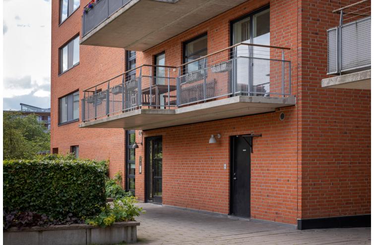 Visar ingången till fastigheten med adress Styrfarten 8