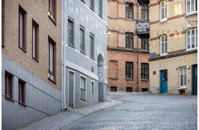 Bilden visar entrén till Kvarnbergsgatan 7-9